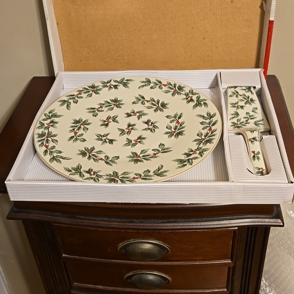 Madison and Max at Home Christmas Cake Plate and Server Holly Theme